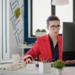 kobieta w czerwonej marynarce pracuje w wirtualnym biurze w Warszawie