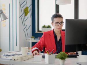 kobieta w czerwonej marynarce pracuje w wirtualnym biurze w Warszawie